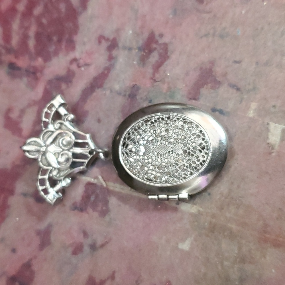 Locket brooch. Silver Tone. DX566